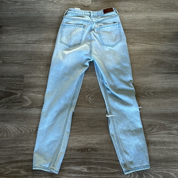 Hollister Distressed Ultra High-Rise Mom Jean Light Wash Size 0 / 24 Regular - Picture 5 of 7